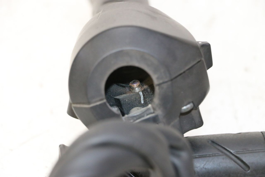 photo de PRZEŁĄCZNIK PRAWY HONDA FES S-WING SWING ABS 125 (2007 - 2015) - Inny kąt widzenia