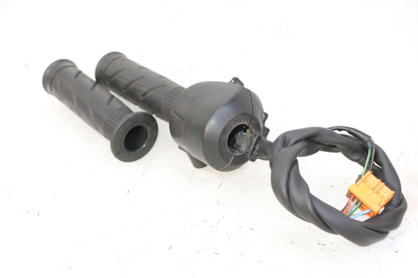 photo de PRZEŁĄCZNIK PRAWY HONDA FES S-WING SWING ABS 125 (2007 - 2015) - Widok ogólny