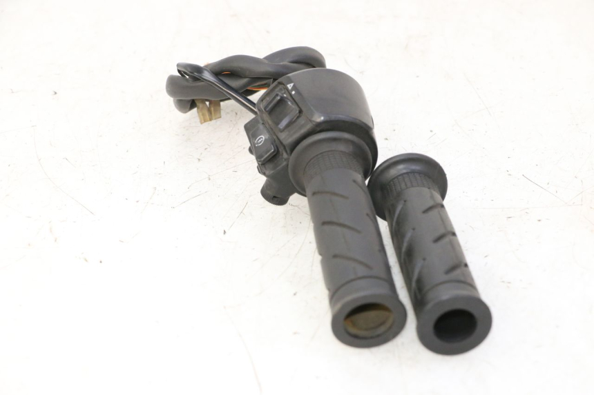 photo de PRZEŁĄCZNIK PRAWY HONDA FES S-WING SWING ABS 125 (2007 - 2015) - Punkty mocowania