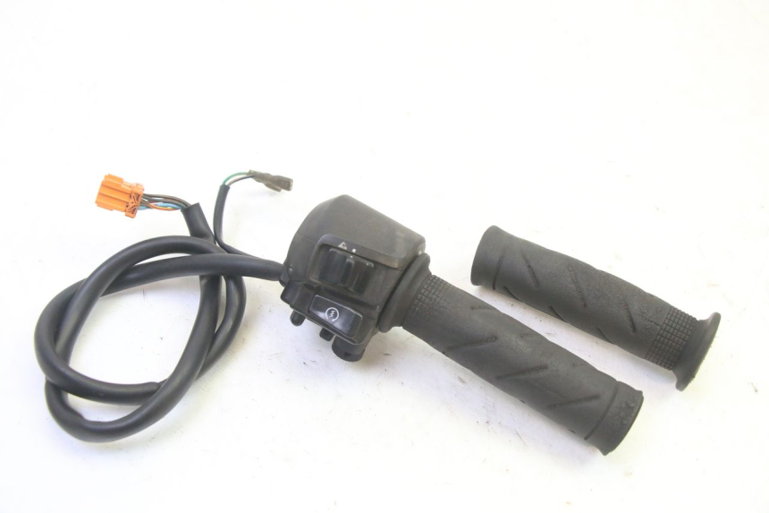 photo de PRZEŁĄCZNIK PRAWY HONDA FES S-WING SWING ABS 125 (2007 - 2015) - Widok główny