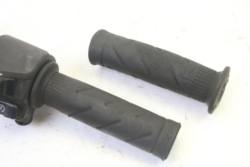 photo de PRZEŁĄCZNIK PRAWY HONDA FES S-WING SWING ABS 125 (2007 - 2015) - Zoom stanu zużycia