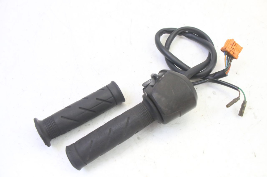 photo de PRZEŁĄCZNIK PRAWY HONDA FES S-WING SWING ABS 125 (2007 - 2015) - Inny kąt widzenia