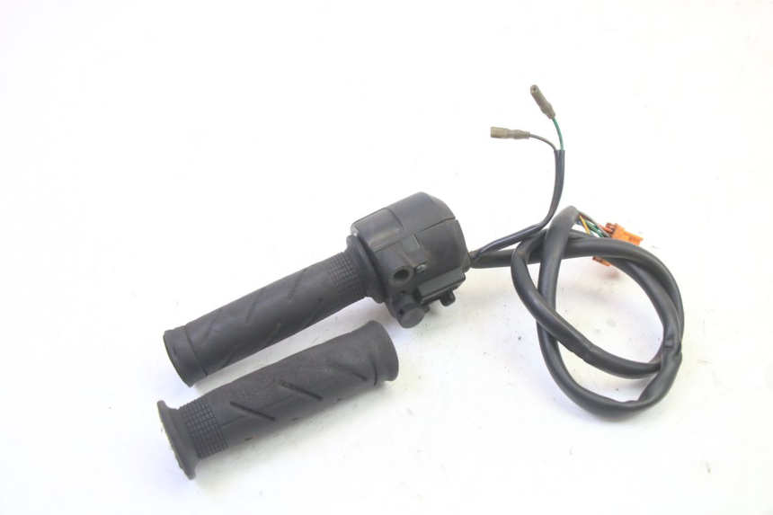 photo de PRZEŁĄCZNIK PRAWY HONDA FES S-WING SWING ABS 125 (2007 - 2015) - Zbliżenie techniczne