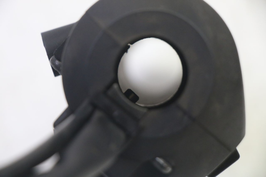 photo de PRZEŁĄCZNIK PRAWY HONDA FES S-WING SWING ABS 125 (2007 - 2015) - Zbliżenie techniczne