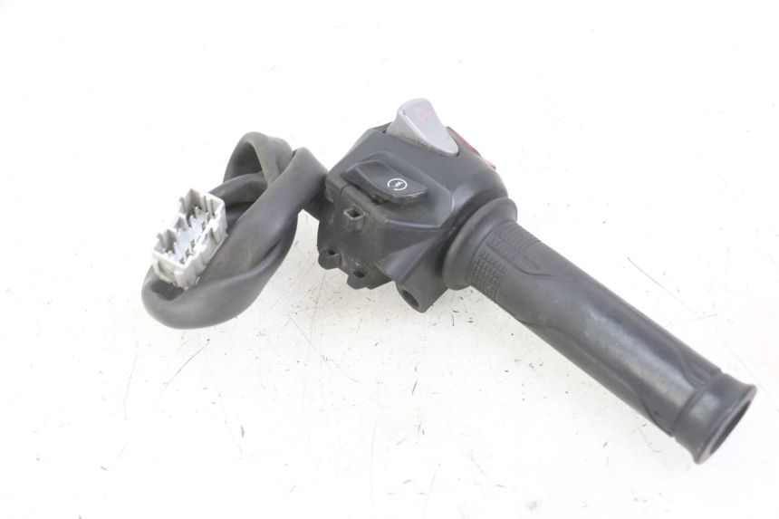 photo de PRZEŁĄCZNIK PRAWY HONDA FORZA ABS 300 (2013 - 2017) - Szczegół części