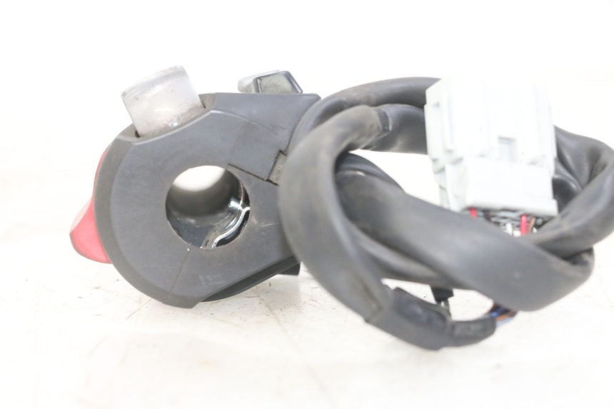 photo de PRZEŁĄCZNIK PRAWY HONDA FORZA ABS 300 (2013 - 2017) - Zbliżenie techniczne