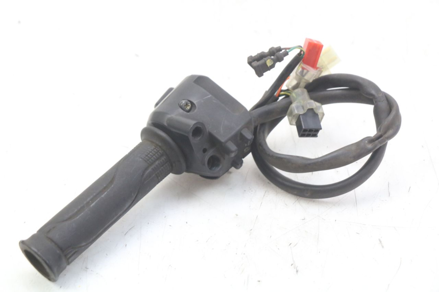 photo de PRZEŁĄCZNIK PRAWY HONDA FORZA 125 (2015 - 2016) - Inny kąt widzenia