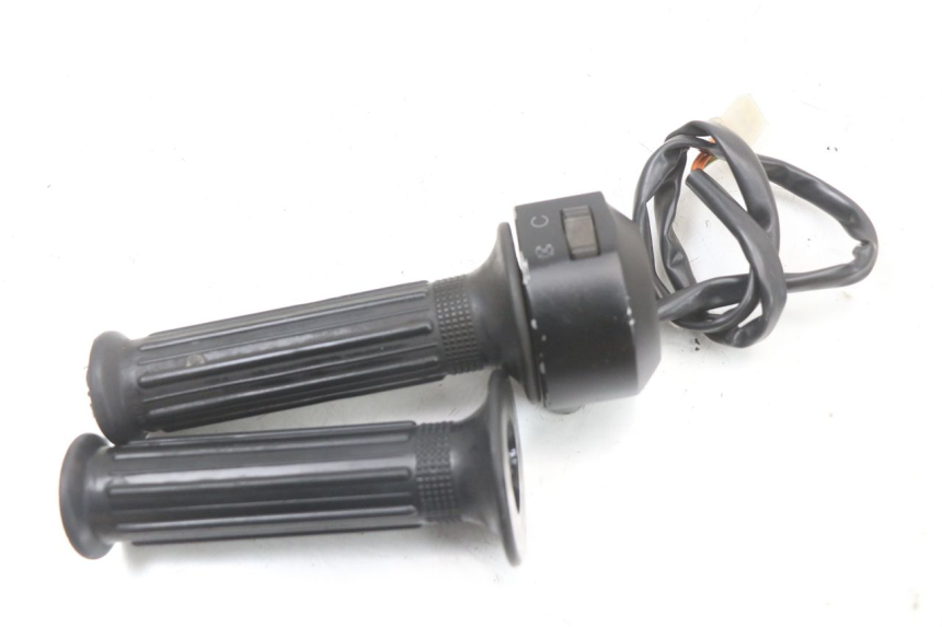 photo de PRZEŁĄCZNIK PRAWY HYOSUNG GF 125 (2001 - 2005) - Zbliżenie techniczne