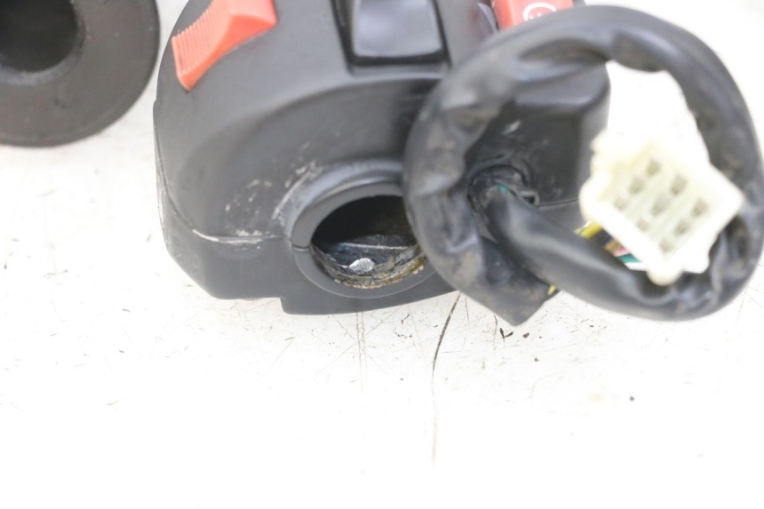 photo de PRZEŁĄCZNIK PRAWY GOES WIKI 125 (2010 - 2015) - Zbliżenie techniczne