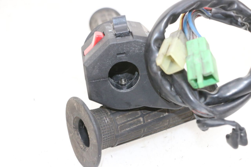 photo de PRZEŁĄCZNIK PRAWY KAWASAKI GPX R WARBIRD 600 (1988 - 1993) - Zoom stanu zużycia