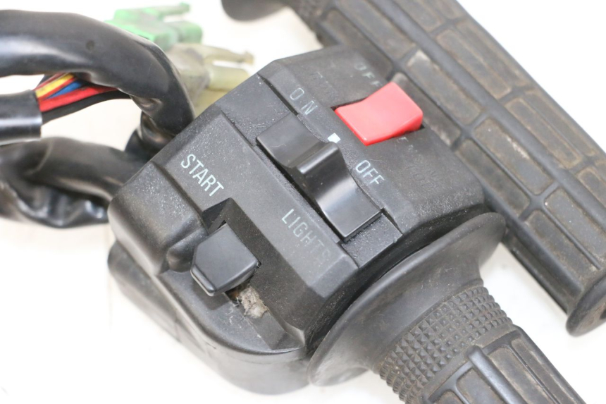 photo de PRZEŁĄCZNIK PRAWY KAWASAKI GPX R WARBIRD 600 (1988 - 1993) - Zbliżenie techniczne