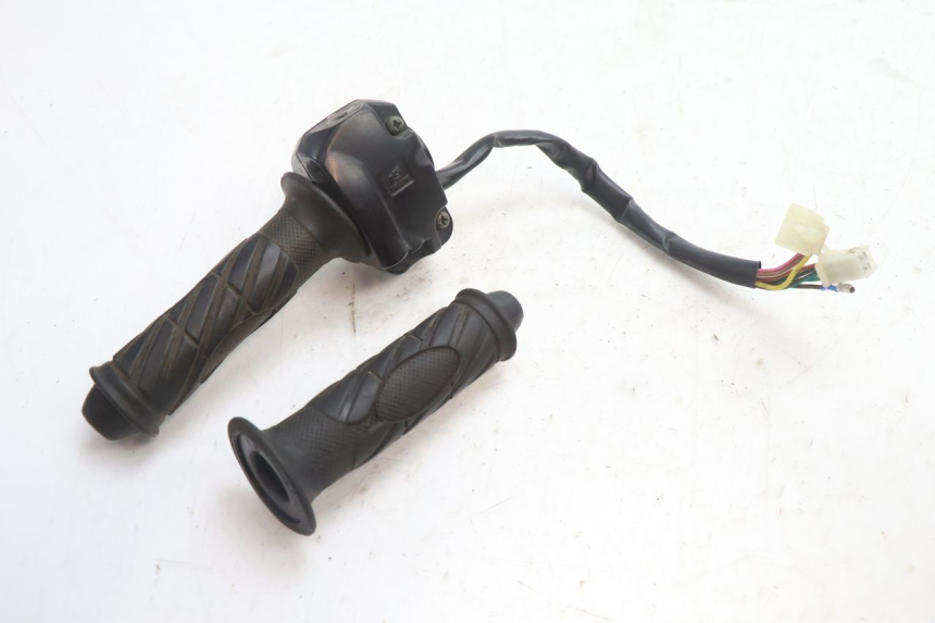 photo de PRZEŁĄCZNIK PRAWY TNT MOTOR GRIDO 2T 50 (2010 - 2019) - Zbliżenie techniczne