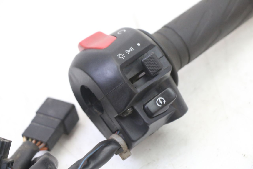 photo de PRZEŁĄCZNIK PRAWY SUZUKI GS GSE 500 (2001 - 2003) - Zoom stanu zużycia