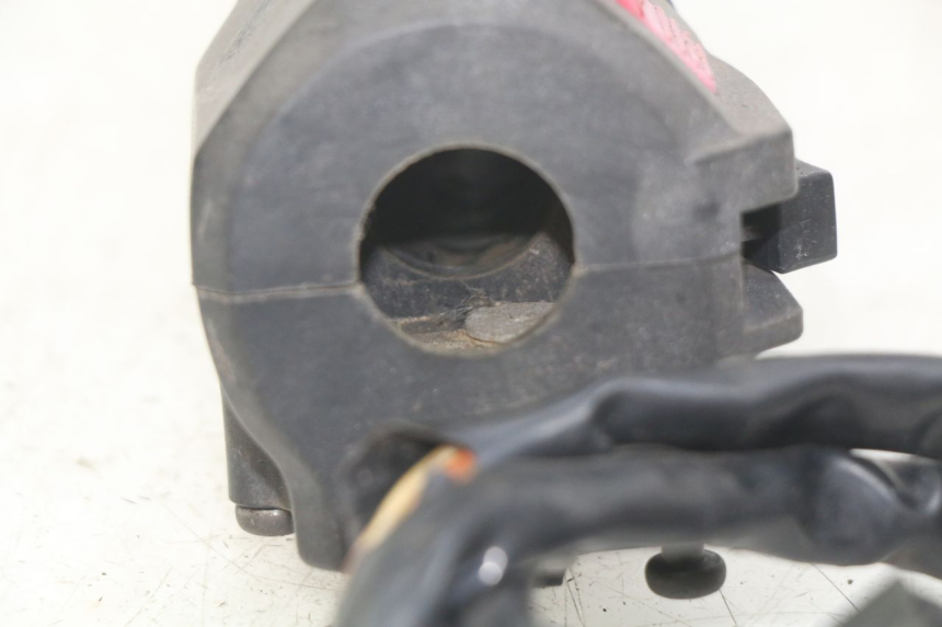 photo de PRZEŁĄCZNIK PRAWY SUZUKI GSX-F GSX  F 1100 (1988 - 1994) - Zbliżenie techniczne