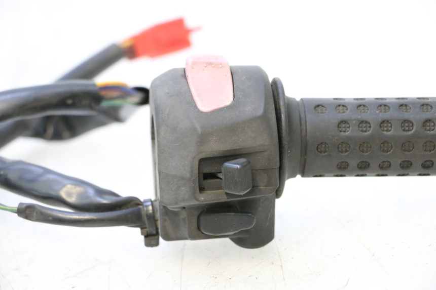 photo de PRZEŁĄCZNIK PRAWY SYM GTS EVO 125 (2009 - 2013) - Zoom stanu zużycia