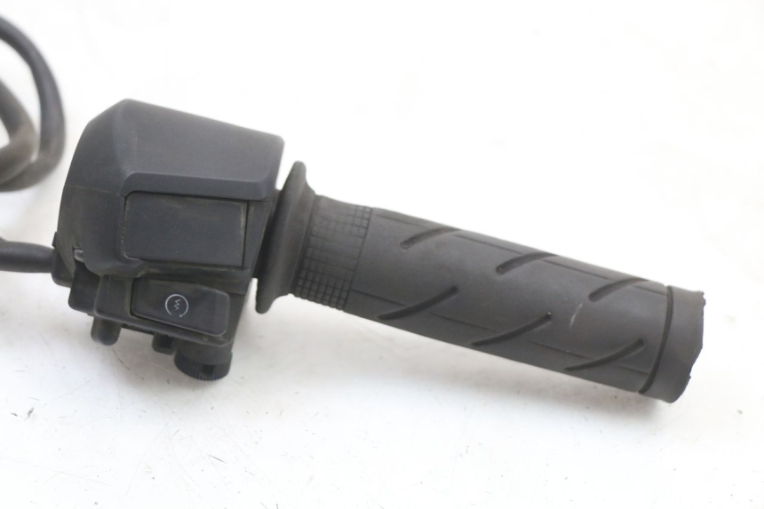 photo de PRZEŁĄCZNIK PRAWY HONDA FES S-WING SWING 125 (2007 - 2015) - Szczegół części