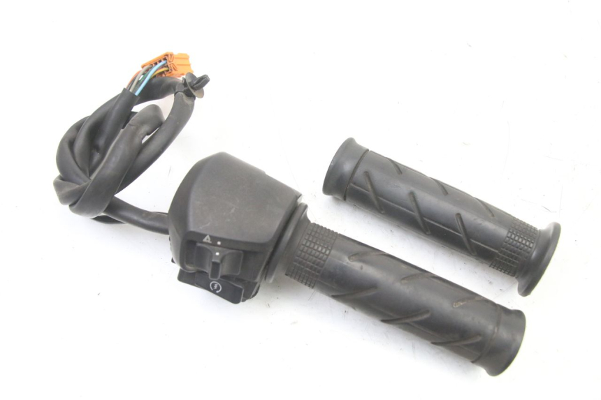 photo de PRZEŁĄCZNIK PRAWY HONDA FES S-WING SWING ABS 125 (2007 - 2015) - Widok główny