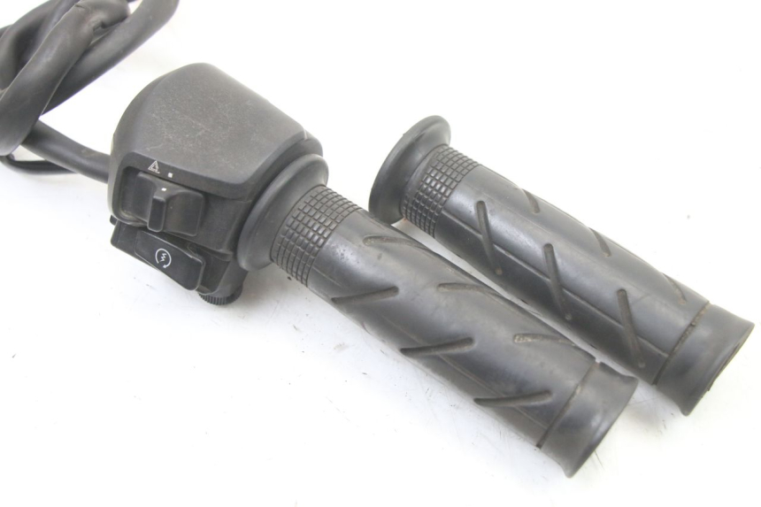 photo de PRZEŁĄCZNIK PRAWY HONDA FES S-WING SWING ABS 125 (2007 - 2015) - Szczegół części