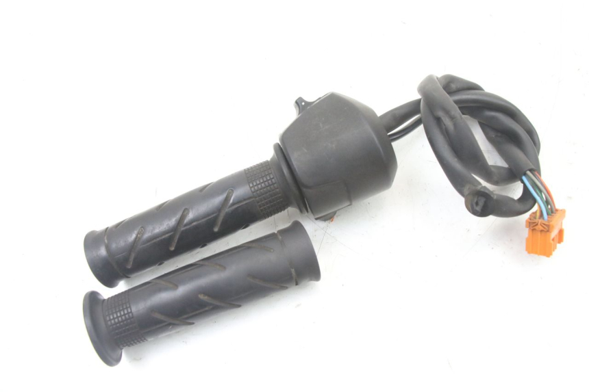 photo de PRZEŁĄCZNIK PRAWY HONDA FES S-WING SWING ABS 125 (2007 - 2015) - Inny kąt widzenia