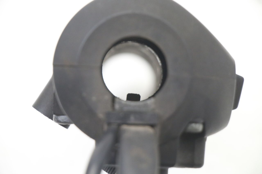 photo de PRZEŁĄCZNIK PRAWY HONDA FES S-WING SWING ABS 125 (2007 - 2015) - Zbliżenie techniczne