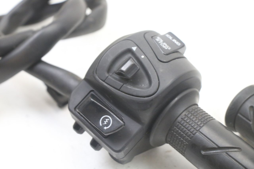 photo de PRZEŁĄCZNIK PRAWY HONDA PCX (JF57/JF64) 125 (2014 - 2018) - Szczegół części