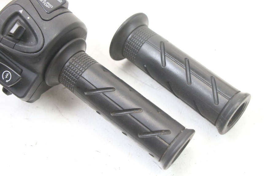 photo de PRZEŁĄCZNIK PRAWY HONDA PCX (JF57/JF64) 125 (2014 - 2018) - Zoom stanu zużycia