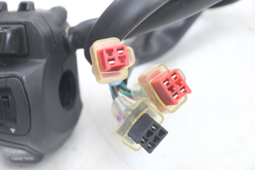 photo de PRZEŁĄCZNIK PRAWY HONDA PCX (JF57/JF64) 125 (2014 - 2018) - Oznaczenia i referencje