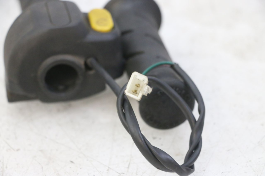 photo de PRZEŁĄCZNIK PRAWY PEUGEOT JET FORCE CARBU 50 (2003 - 2016) - Szczegół części