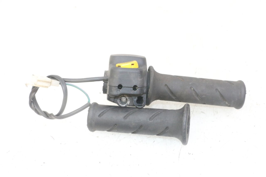 photo de PRZEŁĄCZNIK PRAWY PEUGEOT JET FORCE CARBU 50 (2003 - 2016) - Inny kąt widzenia