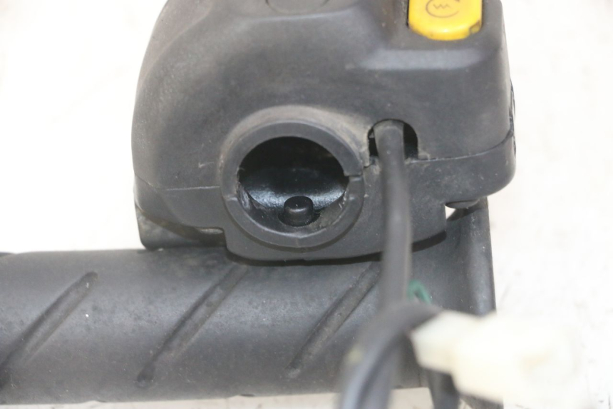 photo de PRZEŁĄCZNIK PRAWY PEUGEOT JET FORCE CARBU 50 (2003 - 2016) - Zbliżenie techniczne