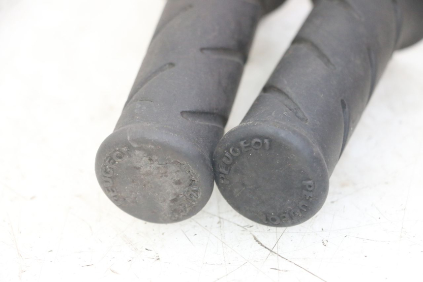 photo de PRZEŁĄCZNIK PRAWY PEUGEOT JET FORCE CARBU 50 (2003 - 2016) - Punkty mocowania