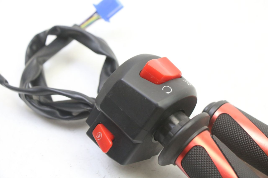 photo de PRZEŁĄCZNIK PRAWY KIDEN KD125-G 125 (2018 - 2022) - Zoom stanu zużycia