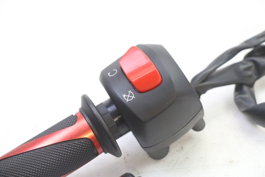 photo de PRZEŁĄCZNIK PRAWY KIDEN KD125-G 125 (2018 - 2022) - Zbliżenie techniczne