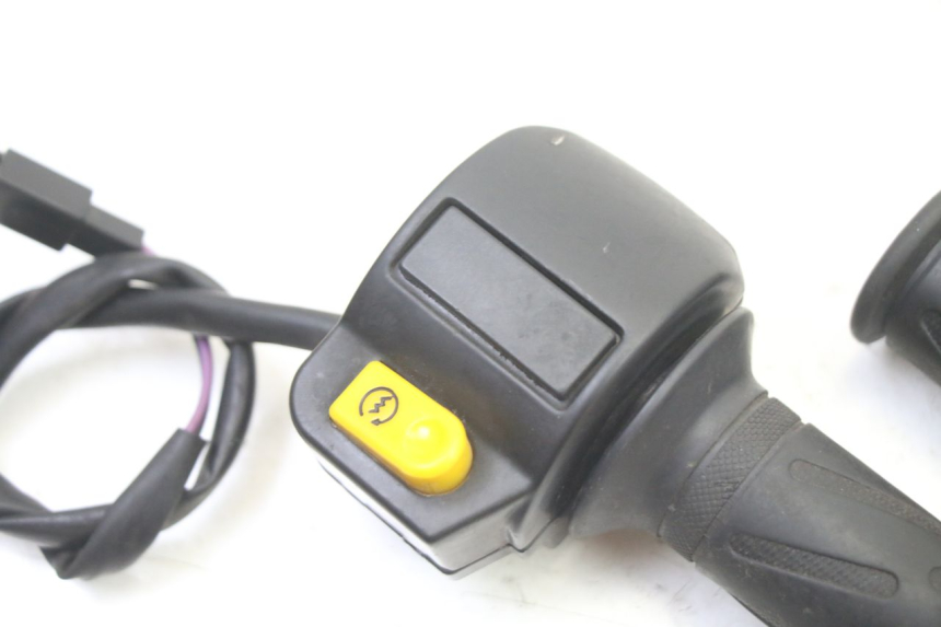 photo de PRZEŁĄCZNIK PRAWY PEUGEOT KISBEE 2T 50 (2010 - 2017) - Szczegół części