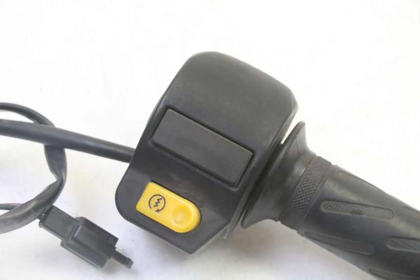 photo de PRZEŁĄCZNIK PRAWY PEUGEOT KISBEE 2T 50 (2010 - 2017) - Szczegół części