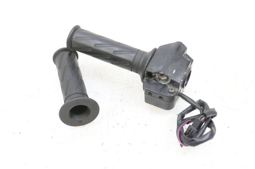 photo de PRZEŁĄCZNIK PRAWY PEUGEOT KISBEE 4T 50 (2010 - 2017) - Zoom stanu zużycia