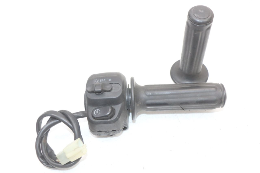 photo de PRZEŁĄCZNIK PRAWY RENAULT KOURANOS 125 (2001 - 2004) - Widok główny