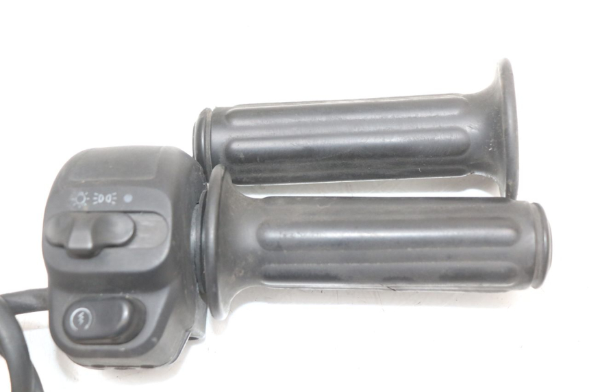 photo de PRZEŁĄCZNIK PRAWY RENAULT KOURANOS 125 (2001 - 2004) - Zoom stanu zużycia