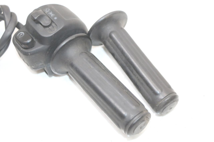 photo de PRZEŁĄCZNIK PRAWY RENAULT KOURANOS 125 (2001 - 2004) - Inny kąt widzenia