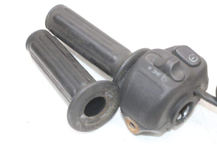 photo de PRZEŁĄCZNIK PRAWY RENAULT KOURANOS 125 (2001 - 2004) - Zbliżenie techniczne