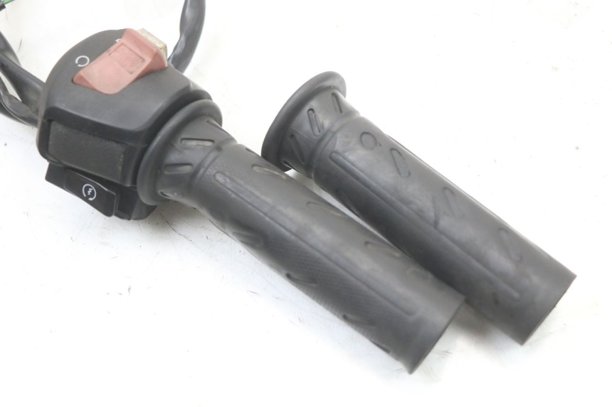 photo de PRZEŁĄCZNIK PRAWY KYMCO X-TOWN XTOWN 125 (2016 - 2021) - Zoom stanu zużycia