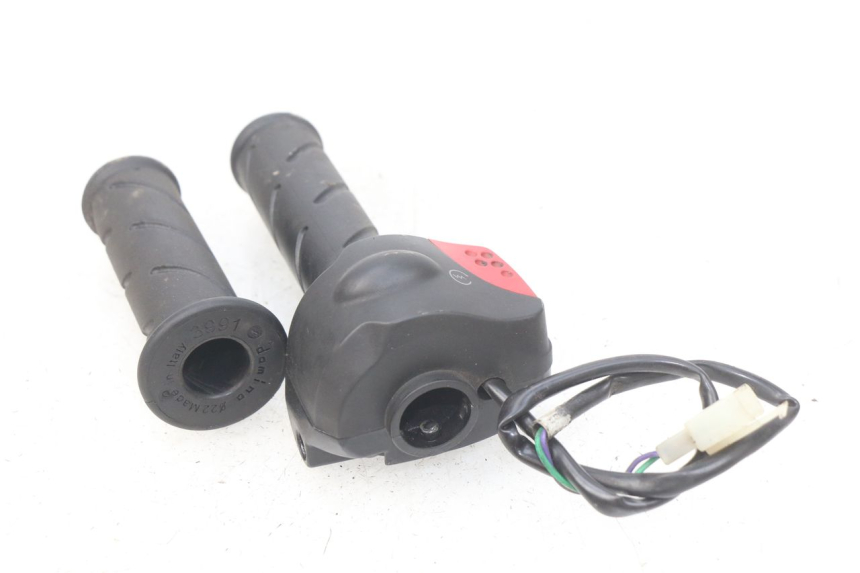 photo de PRZEŁĄCZNIK PRAWY PEUGEOT LUDIX 50 (2008 - 2017) - Inny kąt widzenia