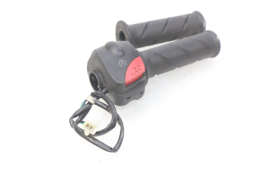 photo de PRZEŁĄCZNIK PRAWY PEUGEOT LUDIX 50 (2008 - 2017) - Zbliżenie techniczne