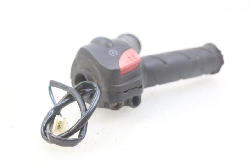 photo de PRZEŁĄCZNIK PRAWY PEUGEOT LUDIX 50 (2008 - 2017) - Zoom stanu zużycia