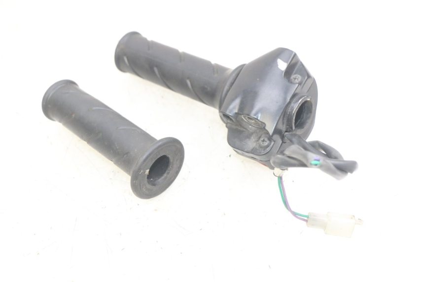 photo de PRZEŁĄCZNIK PRAWY PEUGEOT LUDIX 50 (2005 - 2007) - Szczegół części