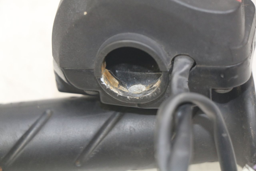 photo de PRZEŁĄCZNIK PRAWY PEUGEOT LUDIX 50 (2005 - 2007) - Zoom stanu zużycia