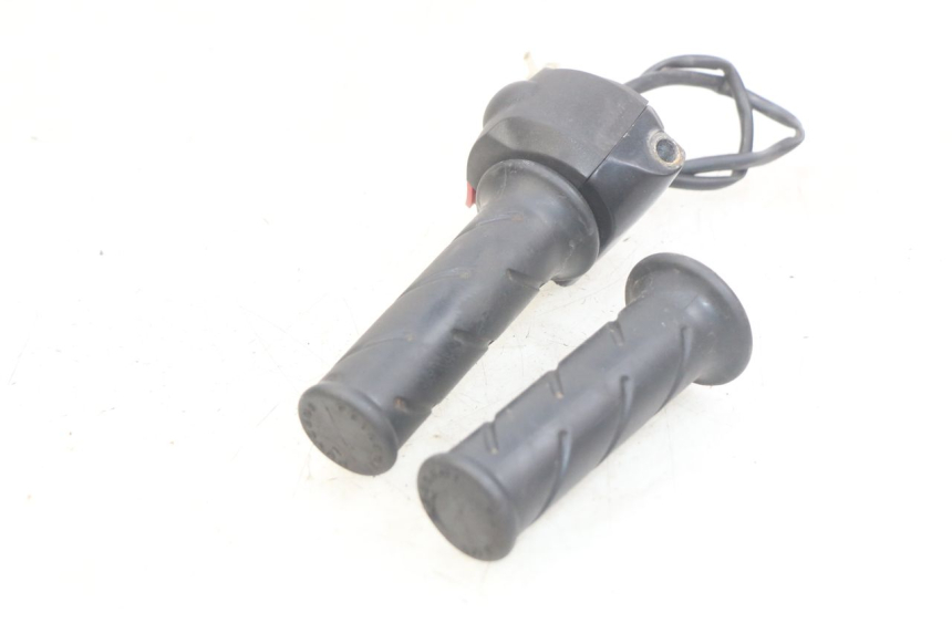 photo de PRZEŁĄCZNIK PRAWY PEUGEOT LUDIX 50 (2005 - 2007) - Zbliżenie techniczne