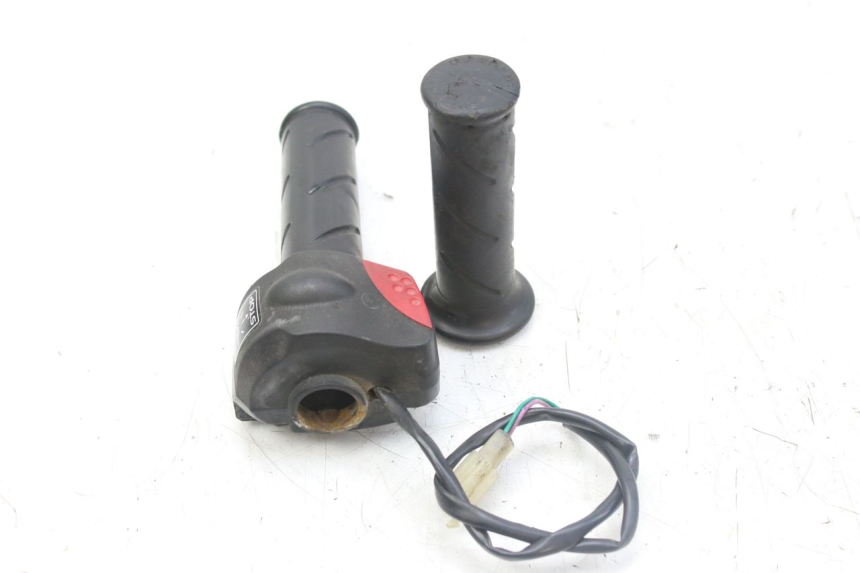 photo de PRZEŁĄCZNIK PRAWY PEUGEOT LUDIX 50 (2008 - 2017) - Zoom stanu zużycia