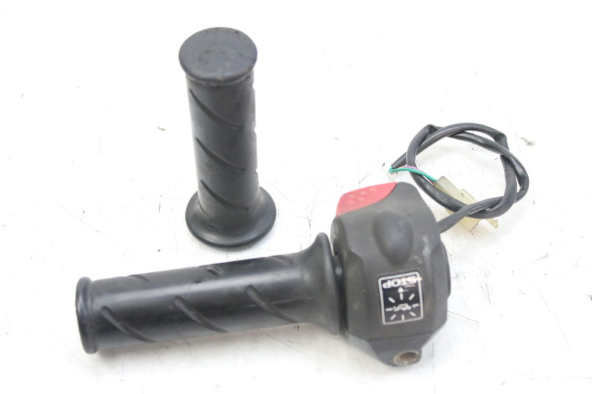 photo de PRZEŁĄCZNIK PRAWY PEUGEOT LUDIX 50 (2008 - 2017) - Inny kąt widzenia