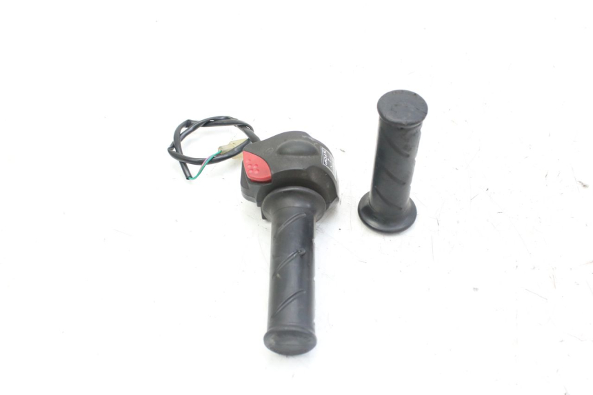 photo de PRZEŁĄCZNIK PRAWY PEUGEOT LUDIX 50 (2008 - 2017) - Zbliżenie techniczne